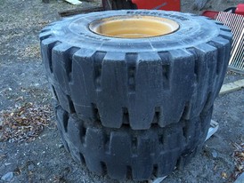 20.5 x R25 L5 Tires and Rims