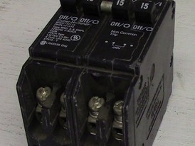 Interruptor Cutler Hammer de 2 polos 15 amp con Dos de 1 polo 15 amp