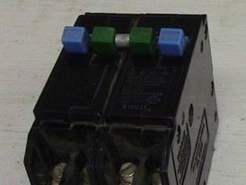 Interruptor Cutler Hammer de 2 polos 30A con Dos de 1 Polo 15A
