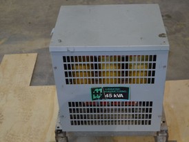 Transformador Hammond de 45 kVA 600-120/208 voltios. 