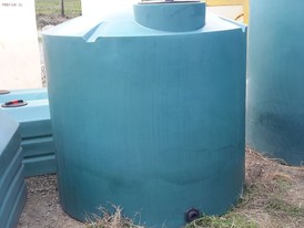 Vertical 800 gallon Polyethylene Tank