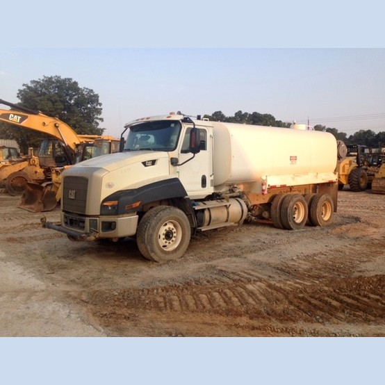 2014 CAT 4000 Gallon Water Truck