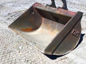 CWS 60 in Clean-up Excavator Bucket