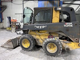 John Deere 326E Skid Steer