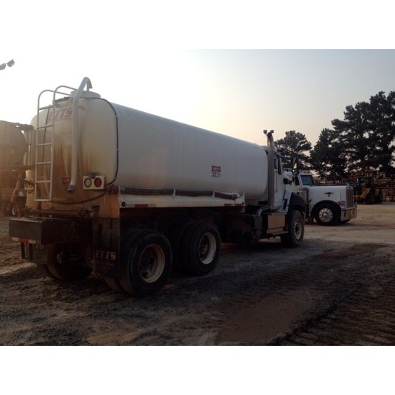 2014 CAT 4000 Gallon Water Truck