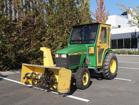 Tractor John Deere 4400 con Soplador de Nieve 