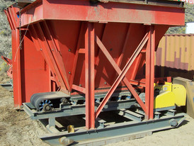16 Yard Belt Feeder. Unit is in Excellent Condition!