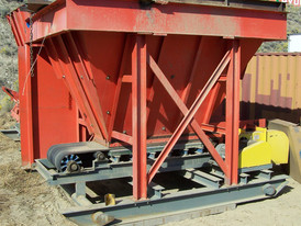 16 Yard Belt Feeder. Unit is in Excellent Condition!