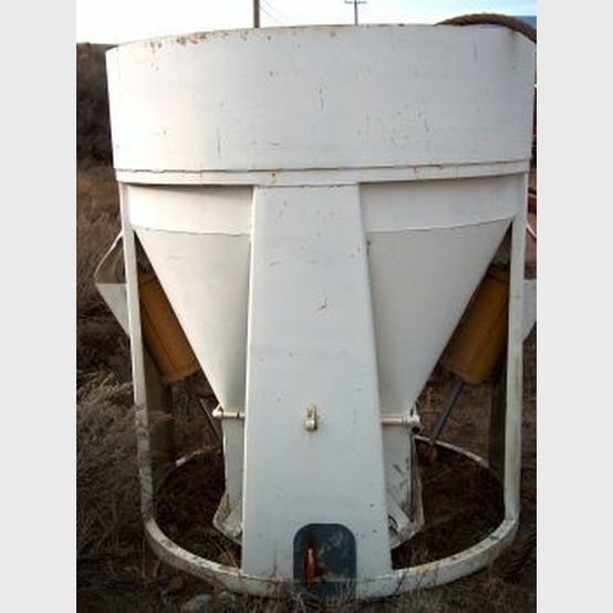 Hoist Type cement bucket. 5.5 yard. Air activated clam shell discharge