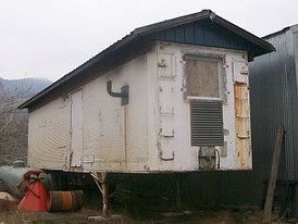 40-foot generator/parts van.  Tandem axle with 5th wheel pin and landing gear.  Air intake louvres at both ends.