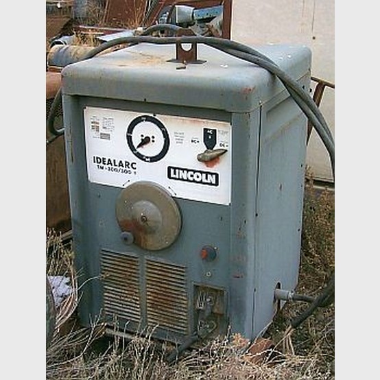 Lincoln 300 Amp AC/DC Electric Welder.