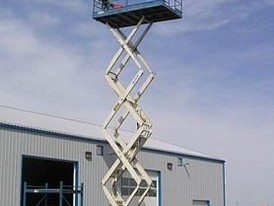 Marklift scissor liftmodel: MT40g. Driven by a 2 CYL Wisconsin engine